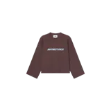 Remera manga larga marrón de Eme Studios, con cuello redondo y estampa frontal con el logo y nombre de la marca en color celeste.