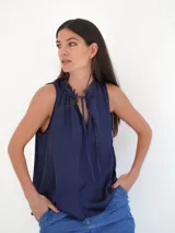 Top sin mangas color azul marino, con escote a la base y detalle de lazos en el cuello.