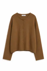 Cardigan de punto color marrón, con cuello redondo y cierre frontal de botones. Presenta mangas largas con diseño holgado y terminaciones en tejido acanalado.
