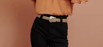 Cinto color beige con tachas plateadas y hebilla texana plateada con diseño labrado.