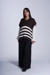 Chaleco de punto con escote en V, diseño a rayas horizontales en color tostado y blanco, con terminaciones en tejido acanalado.
