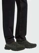 Zapatillas Moncler Trailgrip Lite color verde oliva, con cordones elásticos y suela de goma con tacos.