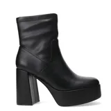 Botas de caña media Miss Carol modelo Placid, confeccionadas en material sintético elastizado color negro. Presentan una plataforma alta y un taco cuadrado robusto, con un diseño minimalista y ajustado al tobillo.