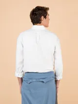 Camisa de hombre Oxford a rayas rosadas y blancas, con corte regular fit, cuello button-down, mangas largas, cierre frontal de botones y logo bordado en el pecho.