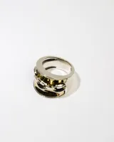 Anillo plateado con detalles dorados, con diseño de tres aros unidos por eslabones.