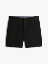 Pantalón chino corto de corte regular, confeccionado en algodón elástico con tecnología StayFresh. Presenta cierre de cremallera con botón, dos bolsillos laterales ribeteados y dos bolsillos traseros de ojal con botón.