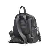 Mochila urbana de tamaño pequeño, confeccionada en material textil color negro. Presenta dos bolsillos frontales con cierre metálico, tiradores con detalle de argollas y cordón trenzado decorativo. Incluye logo circular de la marca en la parte inferior central.