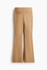 Pantalón acampanado de punto roma en color tostado, con cintura elástica oculta y solapas de bolsillo decorativas con botones dorados en la parte frontal.