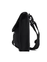 Bolso bandolera pequeño de color negro con diseño utilitario, cuenta con solapa frontal con cierre de hebilla, logo de la marca y correa ajustable para el hombro.