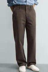 Pantalón chino de corte recto confeccionado en algodón. Presenta bolsillos frontales, un pequeño bolsillo cerillero y bolsillos traseros de vivo con botón. Cierre frontal con cremallera y botón.