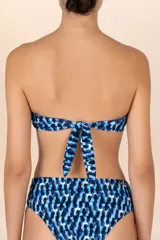 Top de bikini bandeau con estampado abstracto en tonos azules y negros. Presenta una hebilla dorada en el centro, breteles removibles y ajustables, y detalle de fruncido lateral.