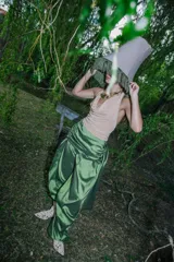 Top color beige claro, con escote drapeado tipo cascada y tirantes finos.