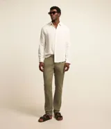 Pantalón de sarga color marrón para hombre, de corte recto con cintura fija, trabillas para cinturón y bolsillos funcionales.