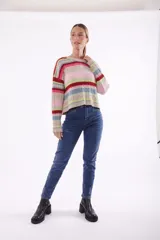 Pantalón de jean negro de corte skinny, tiro alto y largo al tobillo.