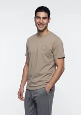 Camiseta de manga corta color negro con cuello redondo y parche con logo de la marca Hering en el pecho.