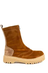 Bota de caña media confeccionada en cuero gamuzado color marrón, con cierre frontal y suela track de goma en tono beige.