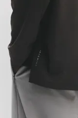 Remera deportiva de manga larga marrón con cuello redondo y tejido funcional con tecnología DryMove.