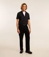 Camisa de manga corta negra Marfinno con cuello inglés y cierre frontal de botones, confeccionada en una mezcla de bambú, viscosa, poliéster y elastano.