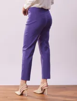 Pantalón recto color verde esmeralda de gabardina elastizada, marca Zac & Rachel. Pretina ancha con faja interna modeladora. Delantera con bolsillos simulados. Trasera con bolsillos ojal.