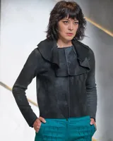 Buzo negro de lana merino afieltrada con cuello grande que puede ser usado de varias maneras.