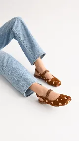 Chatitas estilo Tabi en cuero color chocolate, con diseño de punta dividida, tira elástica fruncida en el empeine y tira trasera con hebilla ajustable.