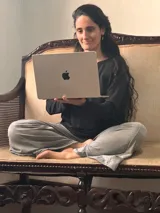 Conjunto compuesto por un pantalón palazzo de tiro alto con bolsillos laterales y faja ancha en la cintura, y un remerón de manga tres cuartos. Ambas prendas confeccionadas en tejido de viscosa con spandex.