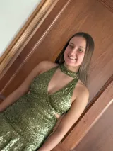 Vestido largo de fiesta cubierto totalmente de lentejuelas color verde oliva, con escote halter y aberturas laterales en la cintura.