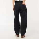 Pantalón jean de corte globo con tiro alto, confeccionado en denim de color azul oscuro. Presenta costuras a la vista en tono contrastante y diseño de pierna ancha.