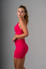 Top deportivo color beige con breteles finos cruzados en la espalda.