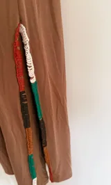 Vestido marrón de algodón, corte recto, con bordados a mano en el contorno del escote y tajos laterales.