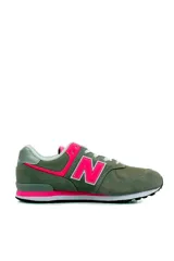 Championes deportivos New Balance modelo 574, color verde con detalles en gris y blanco, confeccionados en gamuza y malla, con el logotipo "N" característico en los laterales y entresuela ENCAP.