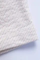 Pantalón largo a rayas verticales celestes y blancas, confeccionado en tejido de algodón. Con cintura elastizada y cordón de algodón para regular el calce. Incluye bolsillos laterales y trasero.