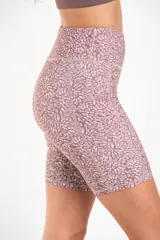 Short tipo biker de tiro alto, confeccionado en tejido técnico elástico de secado rápido, con costuras reforzadas y bolsillos laterales integrados.