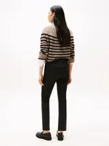Pantalón slim de gabardina negro, con cierre de cremallera y botón, bolsillos laterales y traseros de ojal.