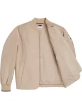 Campera bomber acolchada color beige de poliéster reciclado repelente al agua, con cuello estilo béisbol, cierre de cremallera, puños y cuello de punto canalé, dos bolsillos diagonales en la cintura y detalles distintivos de Tommy Hilfiger.