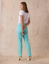 Pantalón celeste en gabardina elastizada marca Zac & Rachel. Pretina ancha con faja interna modeladora. Largo de pierna con costura frontal pespunteada. Trasera con bolsillos ojal simulados.