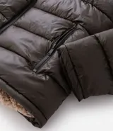 Campera puffer verde militar para hombre, con capucha, cierre frontal, bolsillos con cremallera y forro de sherpa.