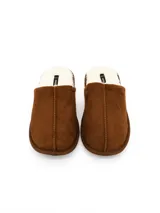 Pantuflas de gamuza color marrón con interior de corderito sintético blanco y costura central reforzada.