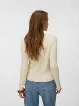 Cardigan de tejido acanalado color beige, con cuello redondo, mangas largas y cierre frontal de botones.