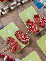 Caravanas colgantes en forma de pétalos superpuestos, con acabado metalizado en color cobre.