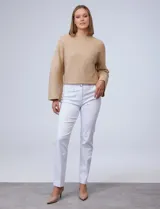 Pantalón blanco de gabardina elastizada, marca Zac & Rachel. Con pretina con pasadores, botón y cierre. Delantera con tres bolsillos. Trasera con bolsillos ojal.