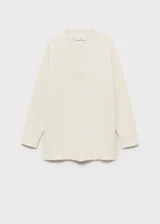 Jersey de punto medio con cuello en pico y terminaciones de canalé en puños, cuello y bajo. Presenta un diseño recto y oversize con manga larga.