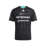 Camiseta técnica de manga corta Adidas del equipo Mercedes-AMG Petronas F1, color negro con estampado geométrico sutil y múltiples logotipos de patrocinadores en el frente y mangas. Presenta cuello en V con detalle en color turquesa y las icónicas tres tiras de Adidas en los hombros.