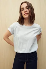 Remera color rosa claro de manga corta y cuello redondo.