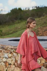 Top tejido a rayas horizontales en tonos rosa y naranja, con breteles finos y escote halter.