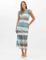 Vestido midi de punto calado con diseño geométrico en zigzag en tonos azules, blancos y marrones, de silueta recta. Tiene escote redondo, mangas cortas con volados y forro interior a tono.