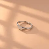 Anillo sello de plata 925 con superficie superior ovalada y diseño minimalista.
