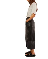 Pantalón de jean negro con lavado gastado, corte ancho, tiro alto, bolsillos delanteros y traseros, y terminación con dobladillo ancho.