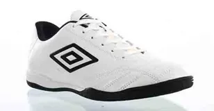 Championes de fútbol sala Umbro modelo Classico II IC, color blanco con detalles en negro. Presentan el logo de la marca en el lateral, cierre con cordones y suela de goma negra diseñada para superficies de interior.