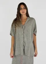 Saco tejido en hilo de lino color gris jaspeado, con cuello en V y cierre frontal con lazos.